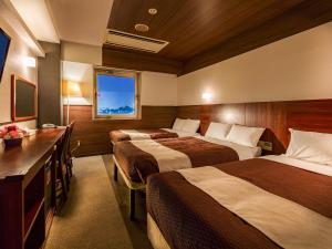 Tokai东海城市酒店的酒店客房设有两张床和电视。