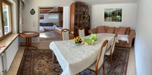 蒂罗尔州奥伯恩多夫Haus Waldrand的客厅配有桌子和沙发