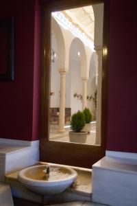 普里埃格·德·科尔多巴Villa Turística de Priego的一间带水槽和大镜子的浴室