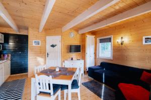 科乌切沃黑白山林小屋的客厅配有蓝色的沙发和桌子