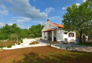 坎法奈尔Spignoviza的一座白色的小房子,设有花园和庭院