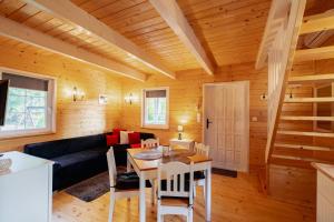 科乌切沃黑白山林小屋的客厅配有沙发和桌子