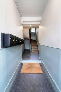雷恩Le Beaumont的走廊上设有楼梯,楼梯垫在走廊上