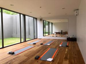 Phumĭ Kaôh RœsseiKoh Russey Resort的瑜伽室,带一排瑜伽垫