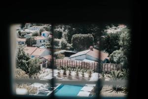 诺亚芒提亚Villa Arthus-Bertrand的享有带游泳池的房屋的空中景致