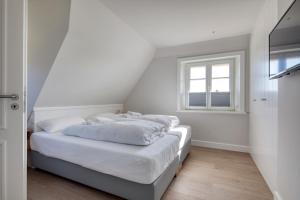 Rantum Dorf - Ferienappartments im Reetdachhaus 3 & 4客房内的一张或多张床位