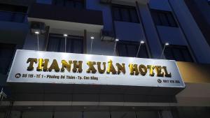 高平THANH XUÂN HOTEL的大楼一侧酒店标志