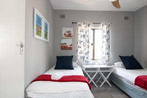 巴利托The Bay 4的小型客房 - 带2张床和窗户