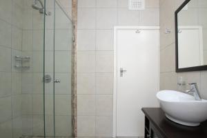 巴利托The Bay 4的带淋浴、水槽和镜子的浴室