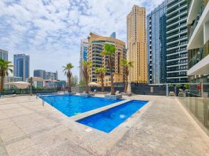 迪拜EDEN'S Homes & Villas - Sparkle Tower的一座位于高楼城市的游泳池