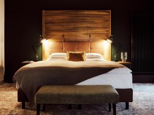 汉堡汉堡伽斯特维克酒店的一间卧室配有一张大床和木制床头板