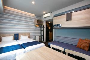 东京Minn Nishi-Kasai的酒店客房带两张床和长凳