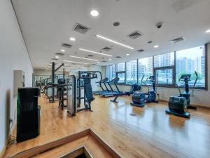 迪拜EDEN'S Homes & Villas - Sparkle Tower的大楼内带跑步机和有氧器材的健身房