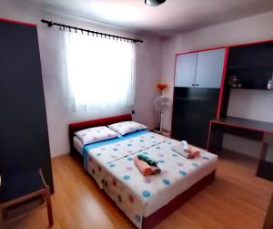 斯普利特卡Apartman Čanaki Splitska的一间卧室配有带玩具的床