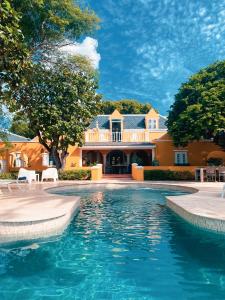 威廉斯塔德Sirena Bay Estate的房屋前有游泳池的房子