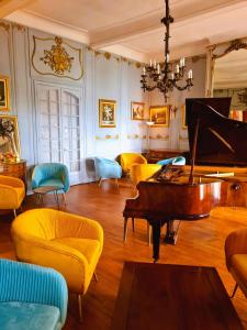 卡塞勒斯科贝克旅馆的客厅配有钢琴和椅子