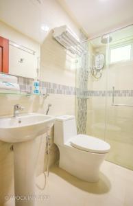 胡鲁马累Avoca Inn的浴室配有卫生间、盥洗盆和淋浴。
