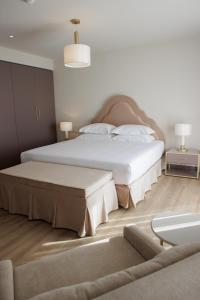 都拉斯帕拉斯温泉酒店的一间带两张床和一张沙发的卧室