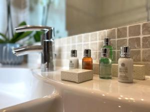 斯旺西摩根斯酒店的浴室水槽内装有瓶装气味器