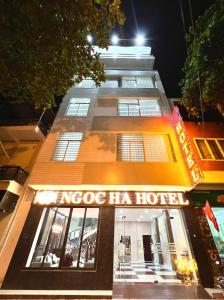 老街市Khách sạn Ngọc Hà的一座晚上有“古色古香”酒店建筑