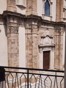 圣马蒂诺－因彭西利斯Dimora Donna Dora - Albergo Diffuso的一座带门和栅栏的古老建筑