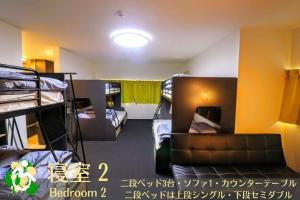 大阪WADACHI的一间设有几张双层床的房间,光线充足