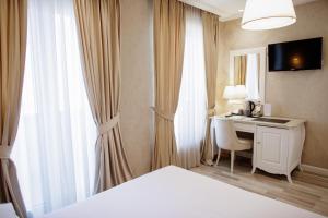 都拉斯帕拉斯温泉酒店的酒店客房配有书桌和床。