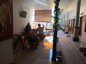 珀尼达岛Gedhong Hostel的一群人坐在房间里