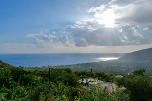 博尔什Villa Ani的从山丘上欣赏海景