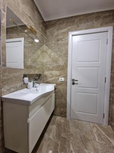 都拉斯Absolut Vollga的浴室设有白色水槽和镜子