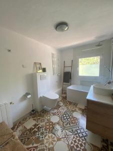 柳奇马约尔Ses Alzines Apartamento integrado en Casa Rural Habitada的浴室配有盥洗盆、卫生间和浴缸。