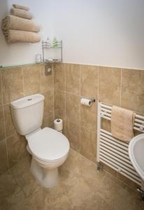 斯基普顿Crown Cottage Farm的浴室配有白色卫生间和盥洗盆。