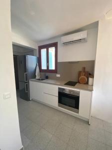 柳奇马约尔Ses Alzines Apartamento integrado en Casa Rural Habitada的厨房配有炉灶和冰箱。