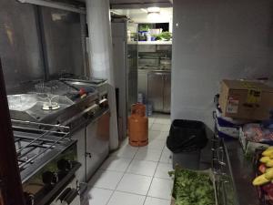 斯普利特Traditional gulet, cruises & events的厨房配有水槽和台面