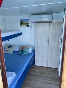 斯普利特Traditional gulet, cruises & events的小房间,船上有蓝色的床