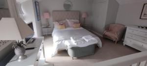 赫尔斯顿Samphire Cottage的一间卧室配有一张床,上面有两条毛巾