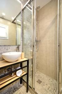 雅典Eos Residence的一间带水槽和淋浴的浴室