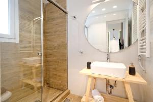 雅典Eos Residence的一间带水槽和淋浴的浴室