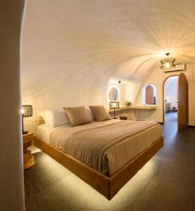 费拉Lotus Cave Villa的卧室设有一张带白色天花板的大床