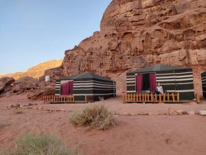 瓦迪拉姆Wadi Rum Desert Base Camp的坐在沙漠帐篷里的人