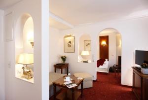 哥廷根格哈德罗曼蒂克酒店的两间带客厅的酒店客房