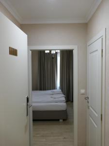 多瑙河畔伊布斯Hotel MEDITERRANEO的一间卧室配有一张床和一个带镜子的门
