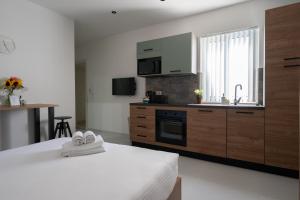科斯皮夸Marina Studios的客房设有带一张床和水槽的厨房