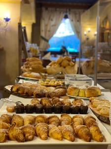 圣坎迪朵Hotel Garni LIVING的面包店上展示的一大堆甜甜圈和糕点