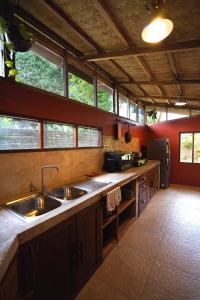 爱妮岛Fisheye Villa的带两个水槽的厨房和带窗户的柜台
