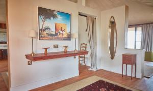 TuraLoisaba Lodo Springs的客厅的墙上设有木架