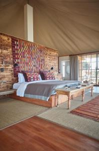 TuraLoisaba Lodo Springs的一间卧室配有一张大床和一张桌子