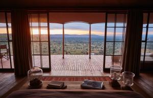 TuraLoisaba Lodo Springs的客房设有享有美景的大窗户。