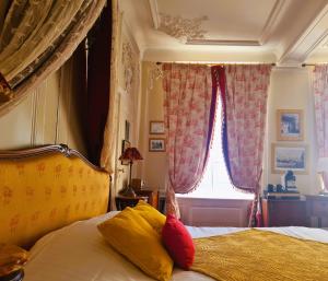 卡塞勒斯科贝克旅馆的一间卧室配有黄色和红色枕头的床