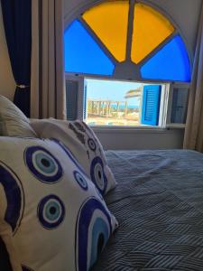杰尔吉斯Villa Bleue plage Sonia的一间卧室配有一张床,享有海滩美景